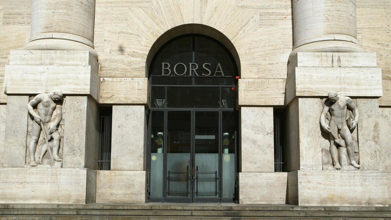 Ingresso monumentale della Borsa di Milano, con la scritta BORSA sopra le porte d'accesso.
