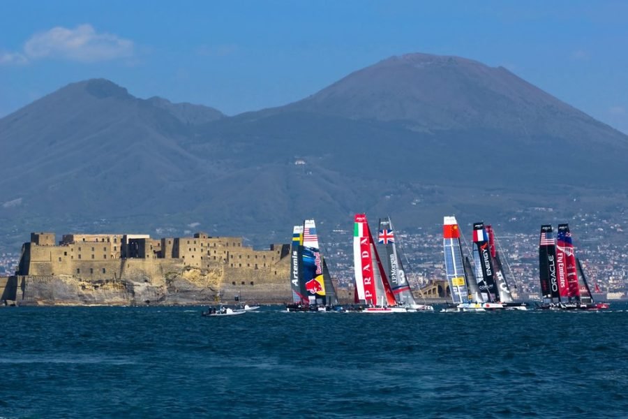 Flotta di catamarani in regata passa davanti a Castel dell’Ovo e al Vesuvio