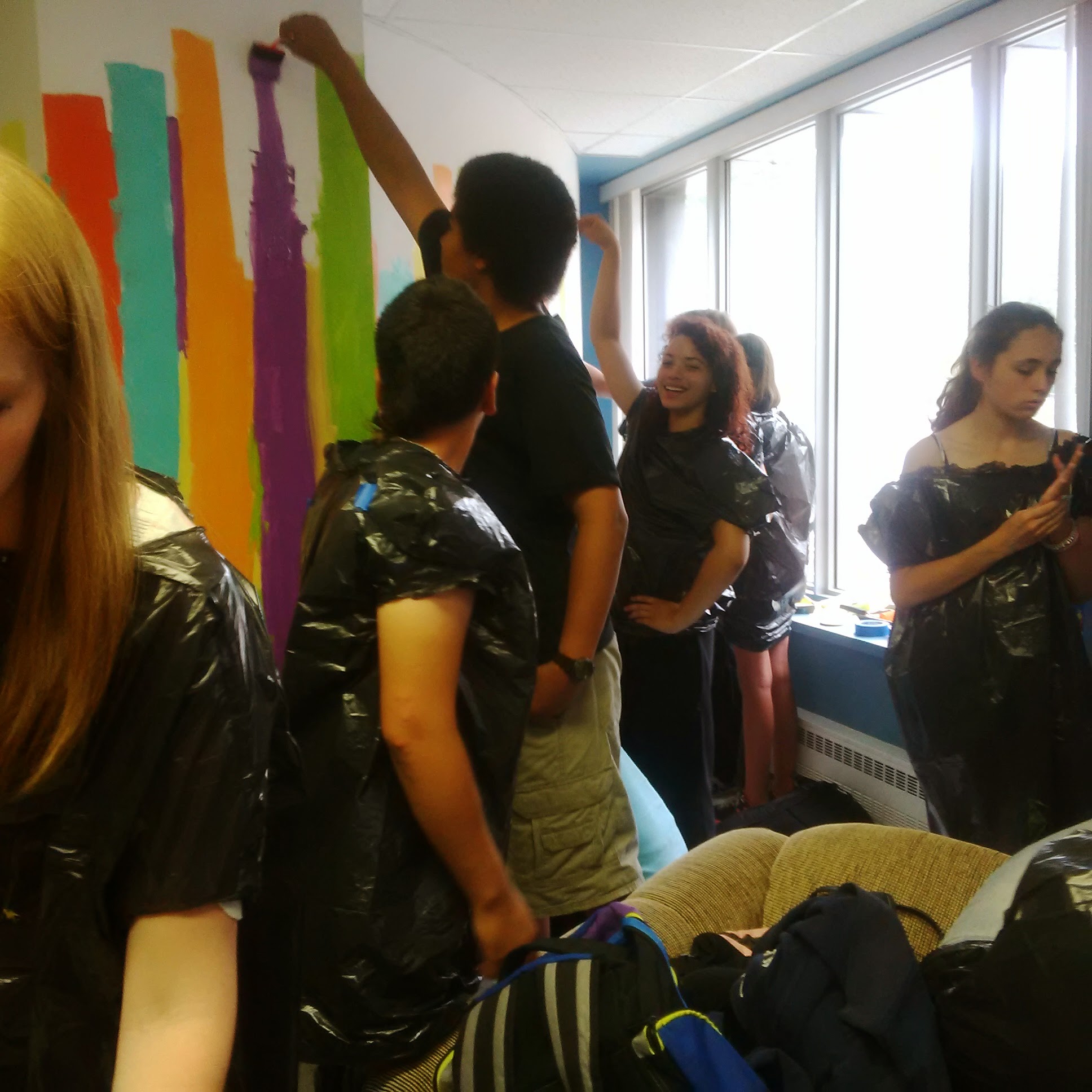 Le group fait un peinture murale a Corner Brook.