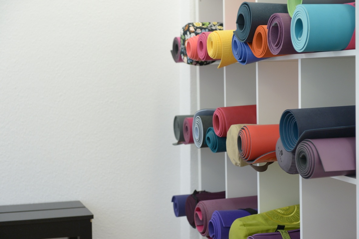 Yogamatten im Regal für die Yogakurse
