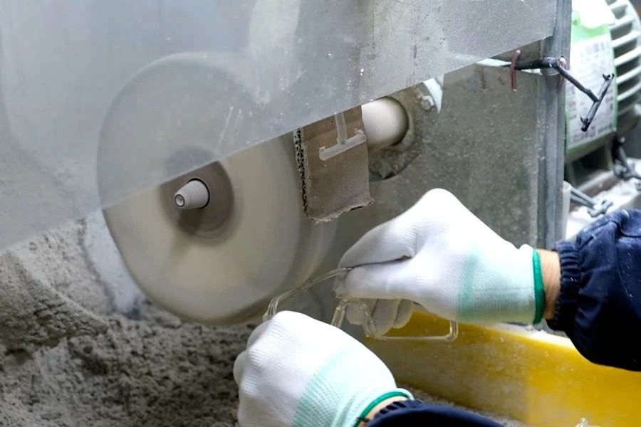 Polishing Glasses Frame