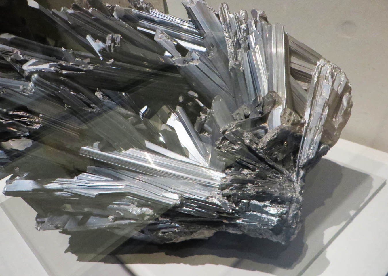 大英自然史博物館展で見た世界に名だたる日本の輝安鉱 | ヨシのもの