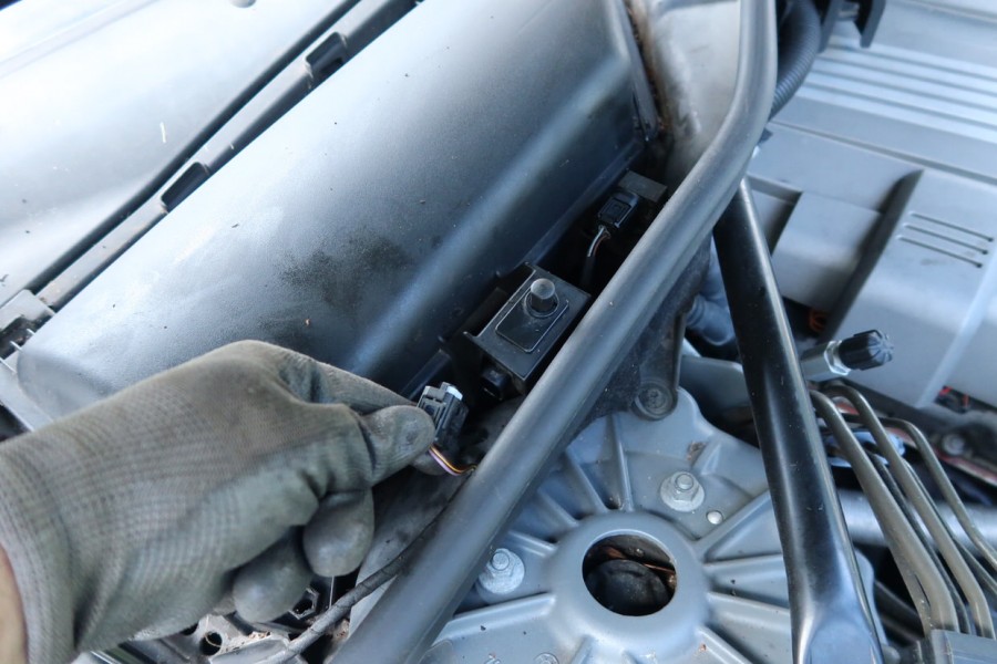 Bmw hood open warning