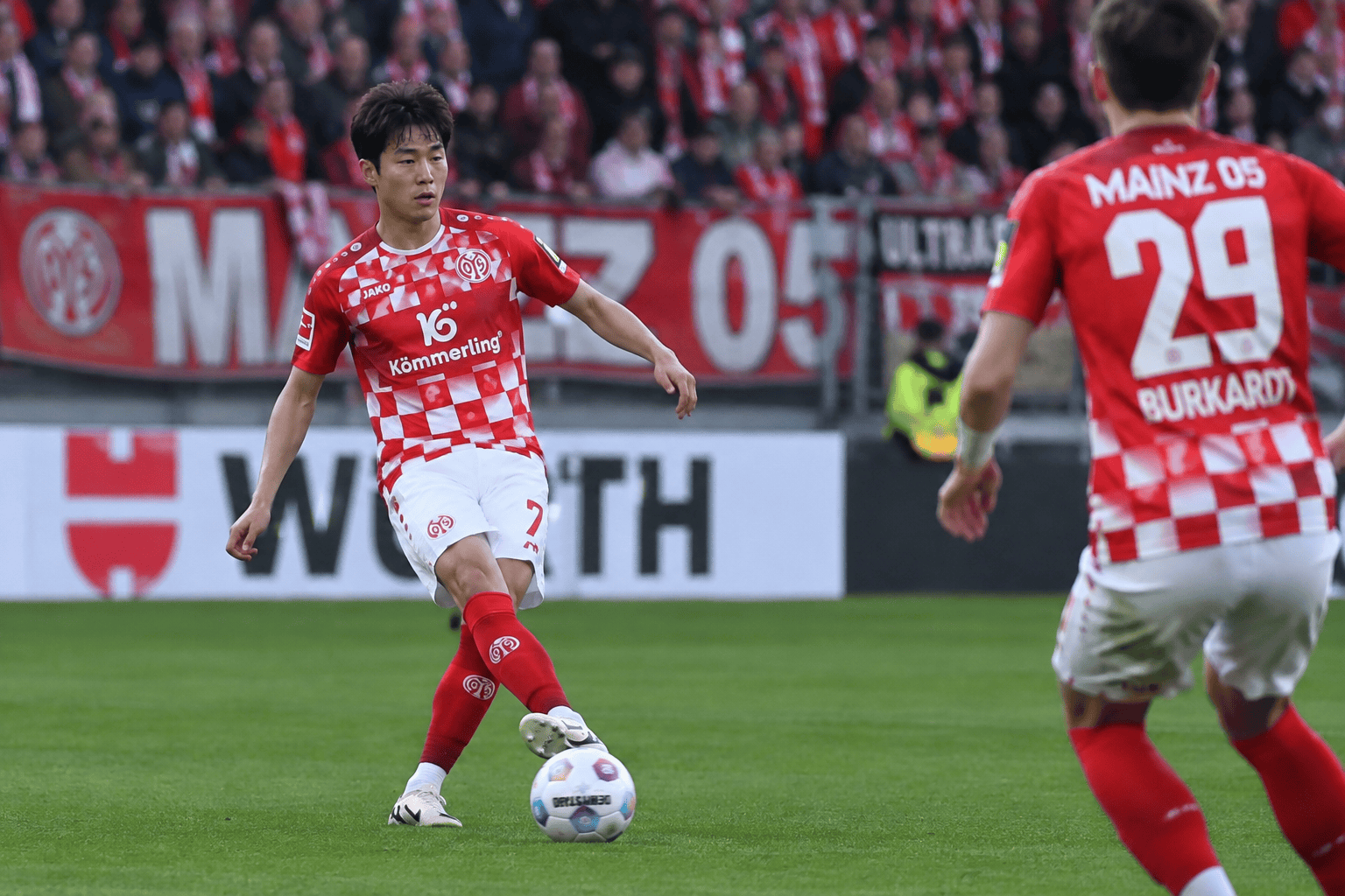 분데스리가 경기에서 패스하는 이재성 선수 모습