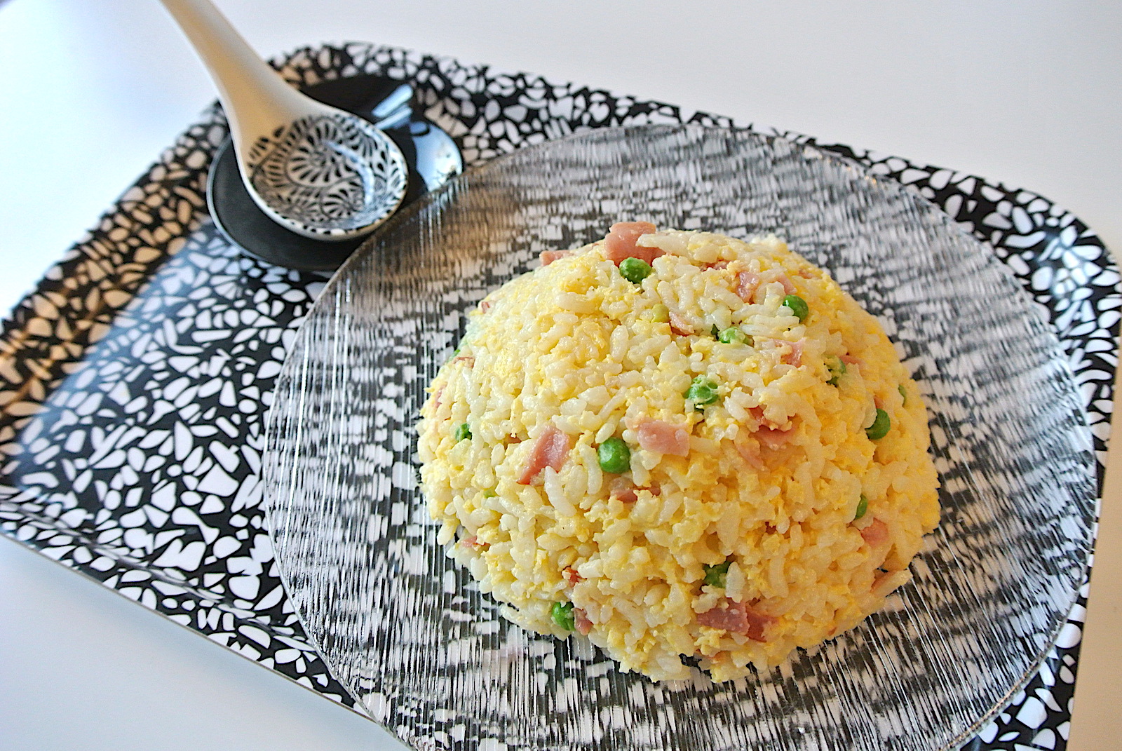レンジだけで完成する「パラパラチャーハン」の作り方! 料理が苦手なひとでも簡単につくれちゃいます♪