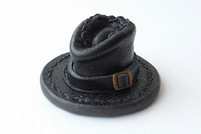 “謎の黒づくめのぷち中折れ帽” 1