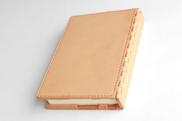 蝶番のレザーブックカバー 黄丹（おうに） 1