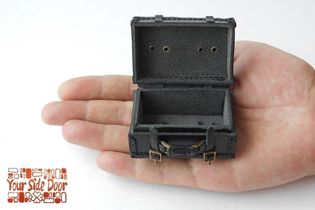 “謎の黒づくめのぷちトランク” 2