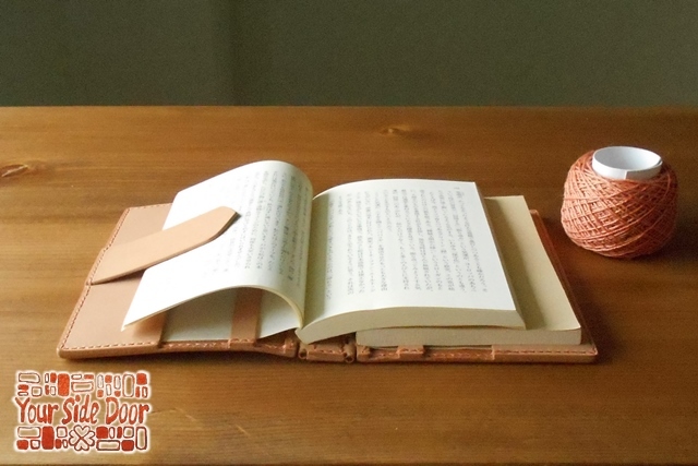 蝶番のレザーブックカバー 黄丹（おうに） 2