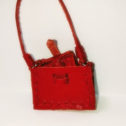 ポシェットは肩掛け鞄にしまえます