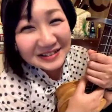 ウクレレの弾き語りの様子です