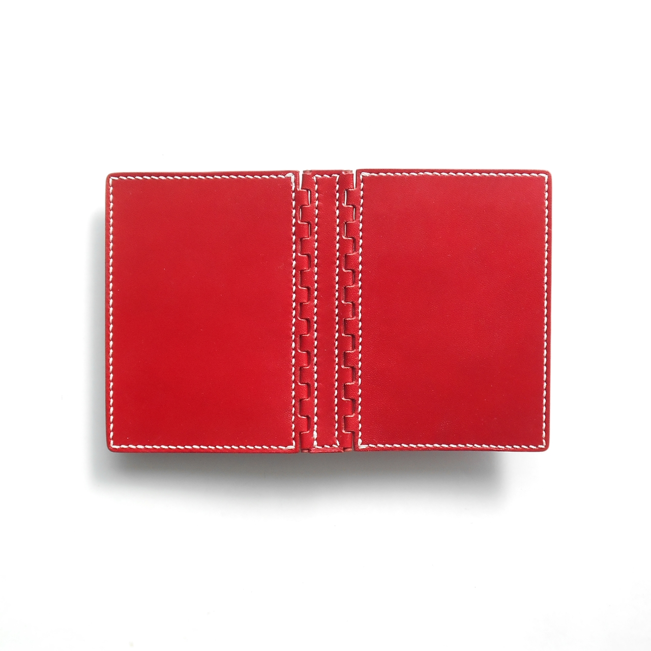 アニリン仕上げ革の艶やかな赤色です