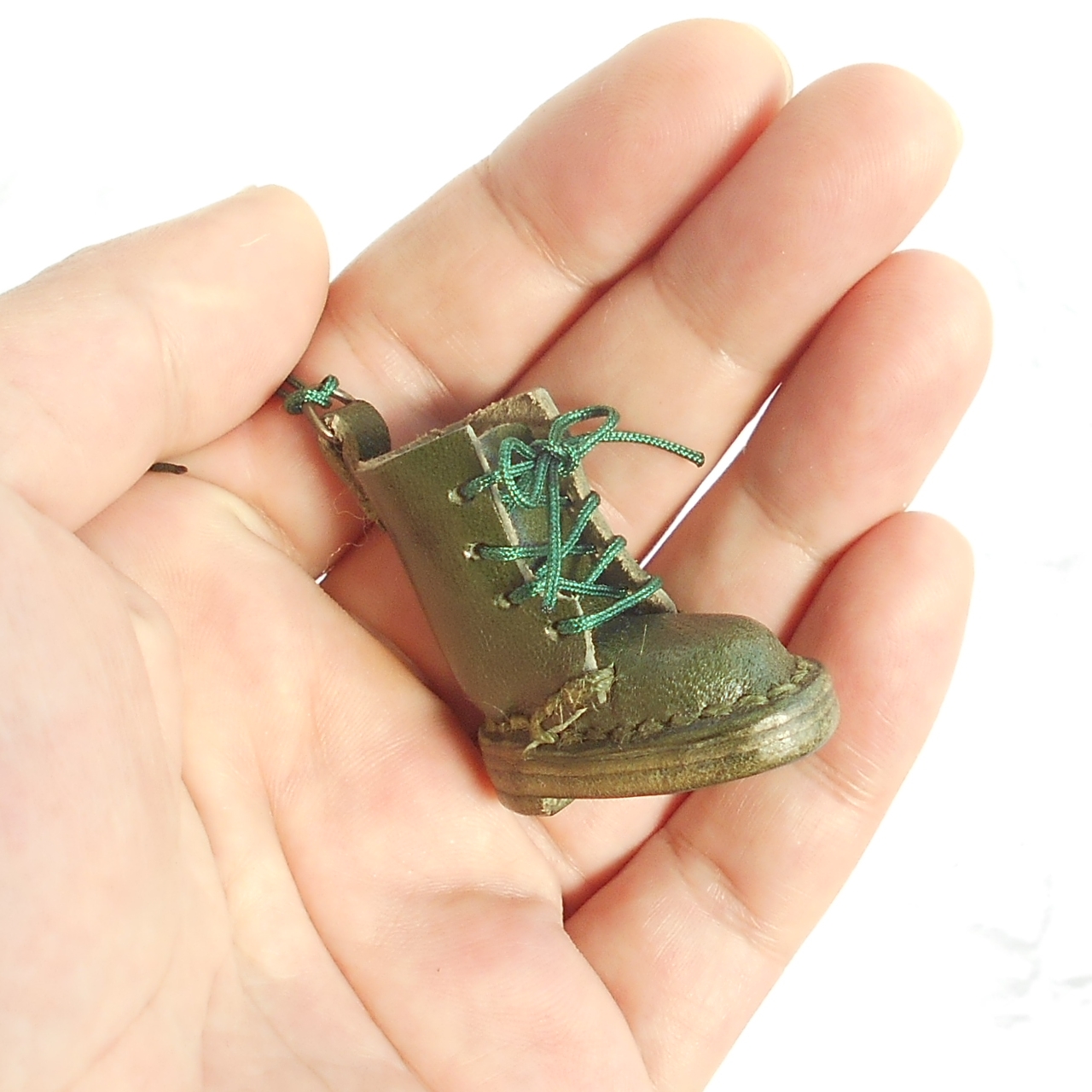 カラーはレッドかグリーンの２色。片足分です。（カラーや左右のどちらかは届いてからのお楽しみです）