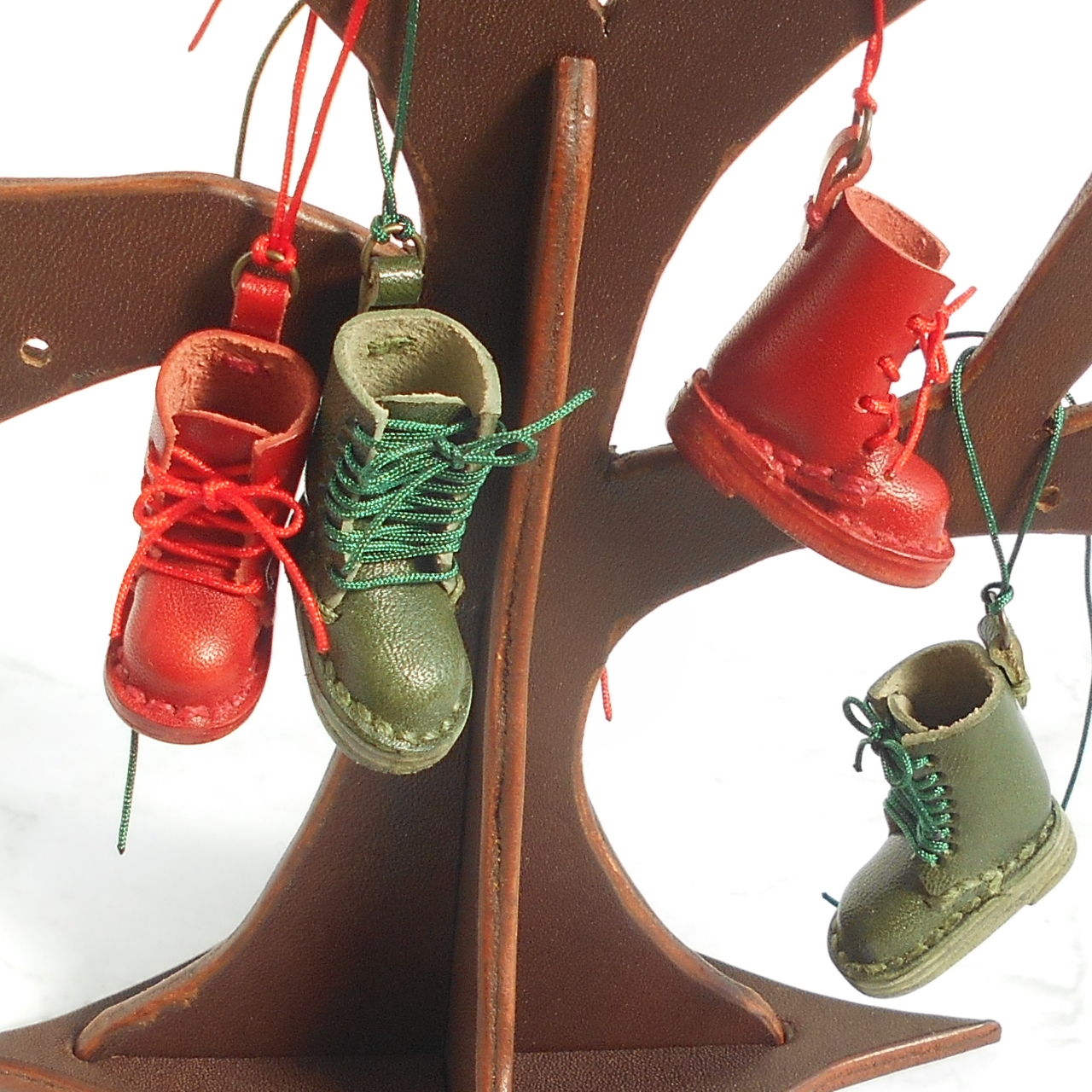 クリスマスツリーやリーフに飾ってお楽しみくださいませ。