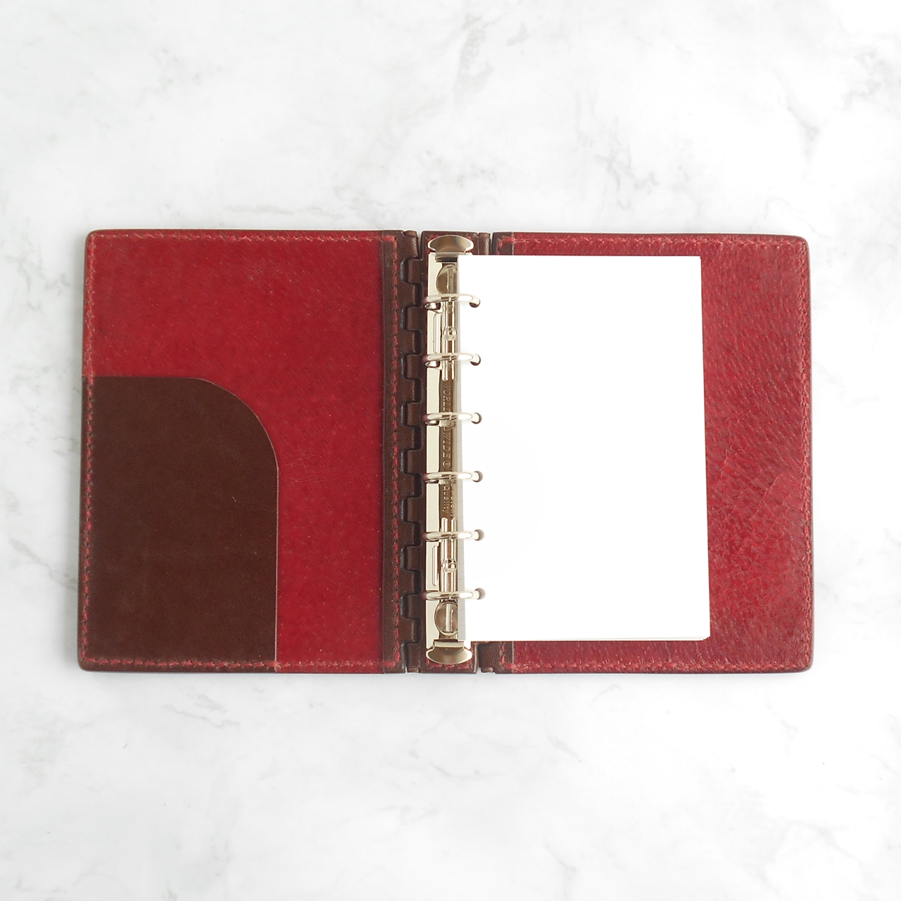 裏地は赤いピッグスキン（豚革）