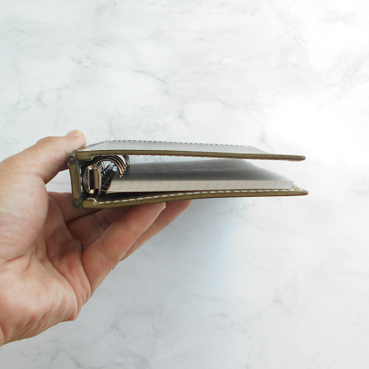 バインダー金具は万が一破損した場合にも交換できるようにネジ留め式を採用しております。