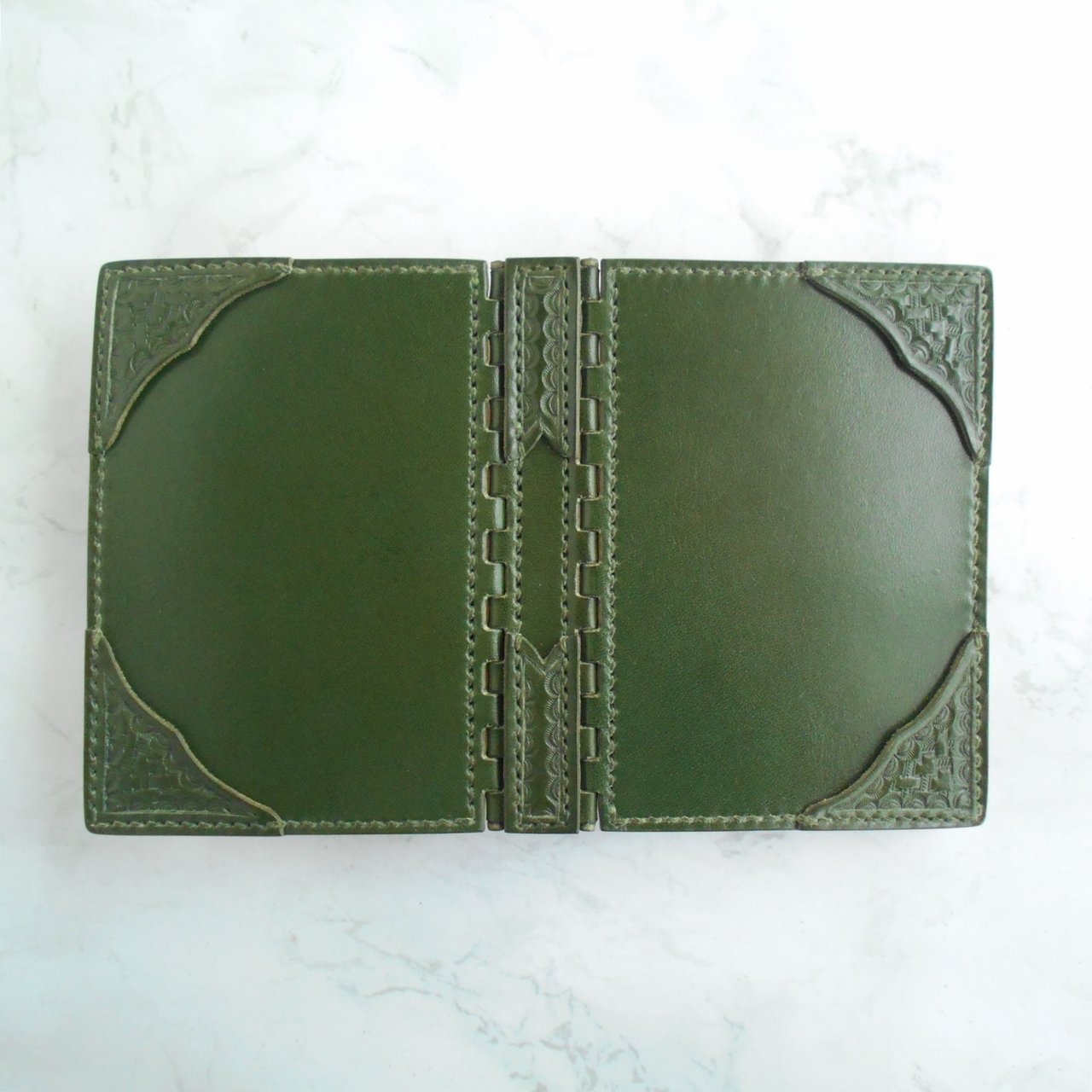 まるで濡れているような艶やかな緑色はアニリン仕上げ革の特徴です