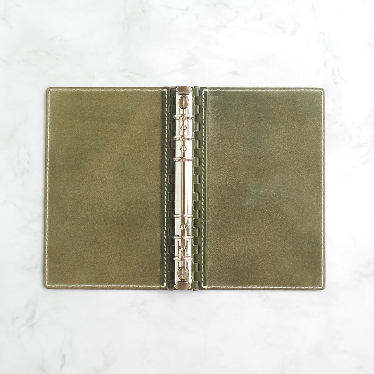 バイブルサイズはお使いの方が多いので、様々な用紙や面白いツールがたくさん市販されているのが魅力です