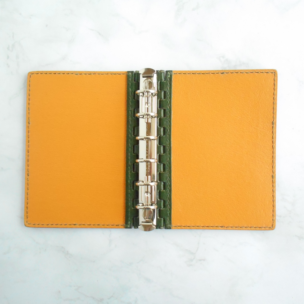 バインダー金具は交換が可能なようにネジ止め式を採用しています