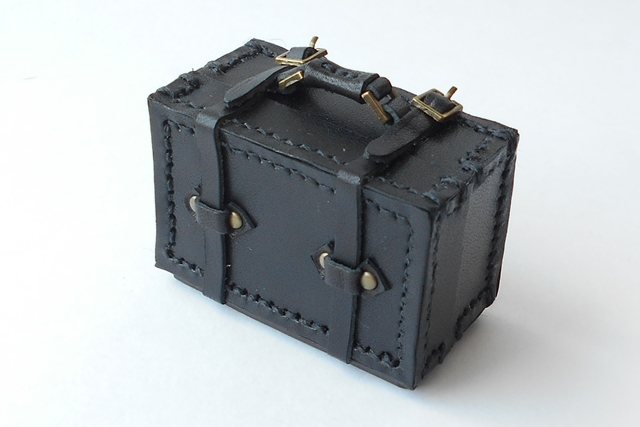 “謎の黒づくめのぷちトランク” 4