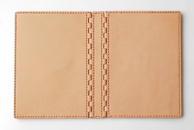 蝶番のレザーブックカバー 黄丹（おうに） 4