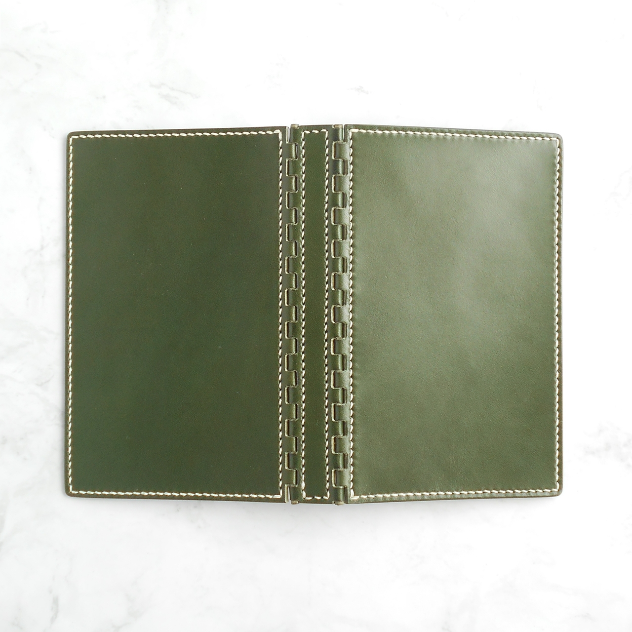 色が鮮やかに感じるのはアニリン仕上げの特徴です