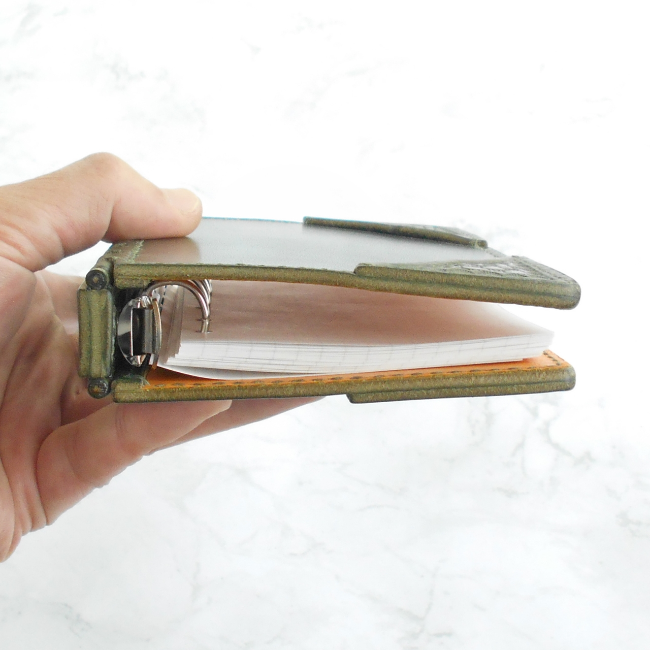 外側に金具が出ないよう、背表紙にネジを埋め込んでいます