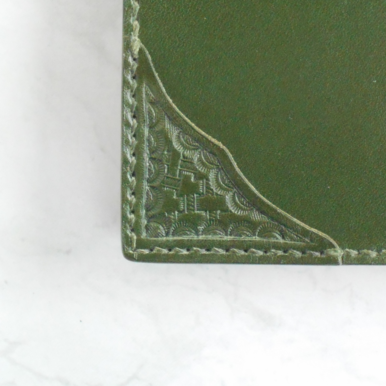 小さな刻印を打ち並べた角革。印刷には無い立体感が魅力です