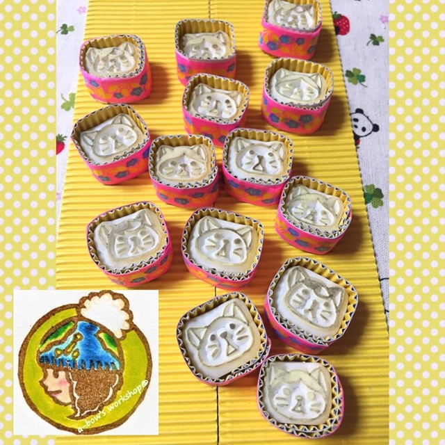 サイズはおよそ縦2cm×横2.5cmのにゃんこハンコです