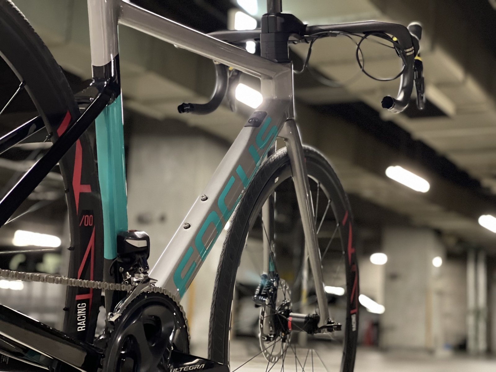 Focus Uciワールドチームにも支給されていた 整備性 フィッティング性に優れた1台 ｆｏｃｕｓ ｉｚａｌｃｏ ｍａｘ Disc 9 大阪で自転車をお探しならy S Road 大阪本館