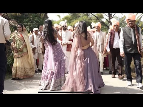 Groom&rsquo;s sisters dance on the wedding day | Chhote chhote bhaiyon ke bade bhaiya