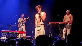 Benson Boone - Pretty Slowly, live, Paris, 2024