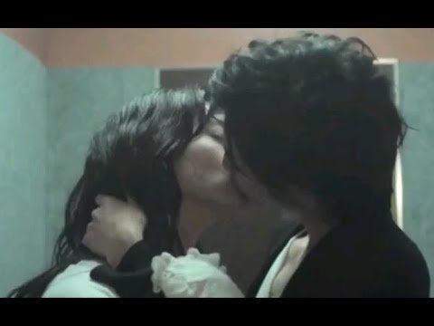 来年の小さなミルク犬は超好色でキスシーンに目を向ける
