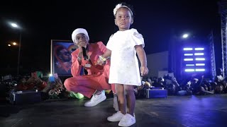 Patoranking and His Daughter perform On Stage