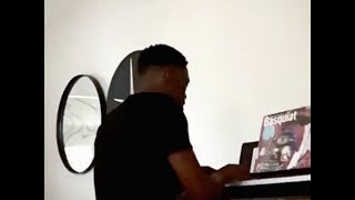 Giveon performs an intimate version of "Chicago Freestyle"