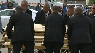 Thousands pay tribute to Aretha Franklin on first day of public viewing in Detroit