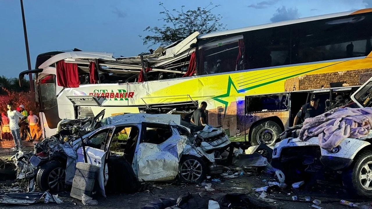 Mersin’de zincirleme trafik kazasında 10 kişi öldü, 30 kişi yaralandı