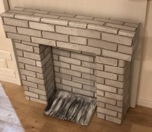 簡単 ダンボールとリメイクシートで飾り棚になる暖炉が手作りできちゃう クリスマスインテリアに マントルピースdiy サンタさんのプレゼントの置き場所にもピッタリ 雪見日和 簡単 ダンボールとリメイクシートで飾り棚になる暖炉が手作りできちゃう クリスマスインテリアに マントルピースdiy サンタさんのプレゼントの置き場所にもピッタリ 雪見日和