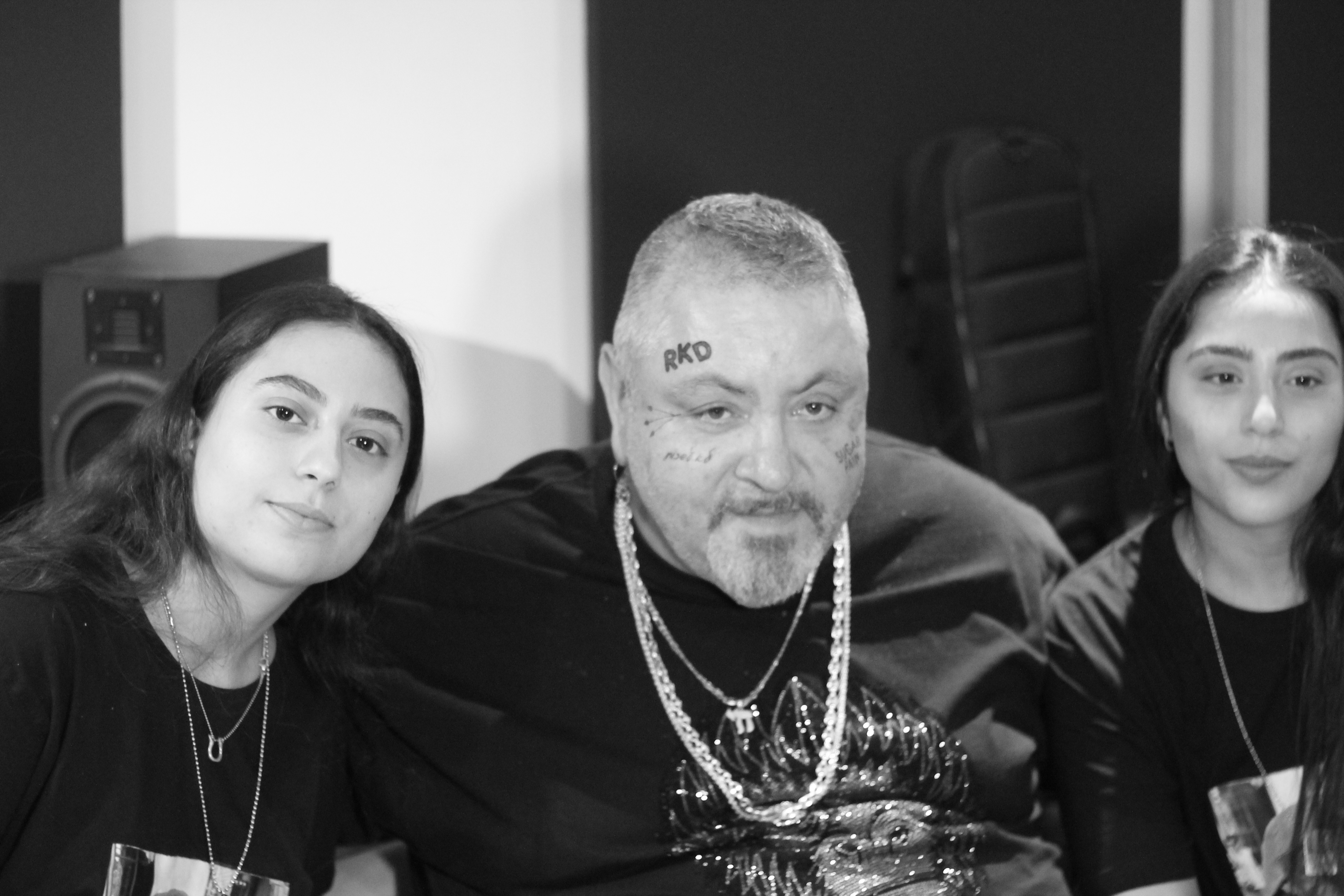ארקדי ואחיותיה של לירי. צילום איגור חייקין, מיקה ליכטר