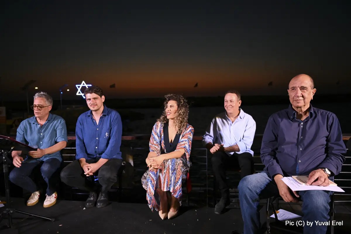 משוררים וזמרים על המזח. צילום יובל אראל