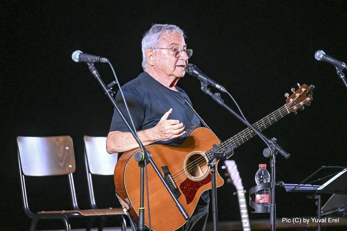 חנן יובל על המזח בנמל יפו. צילום יובל אראל