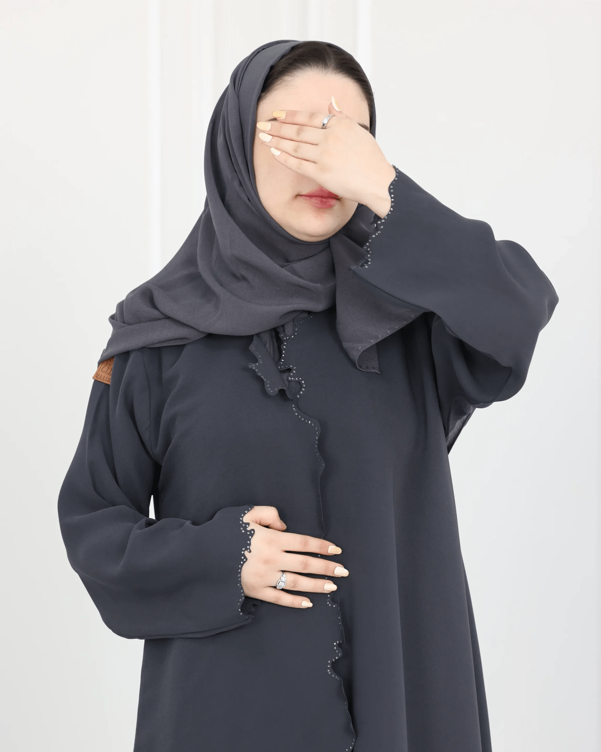 عباية دخون رمادي محددة بفصوص