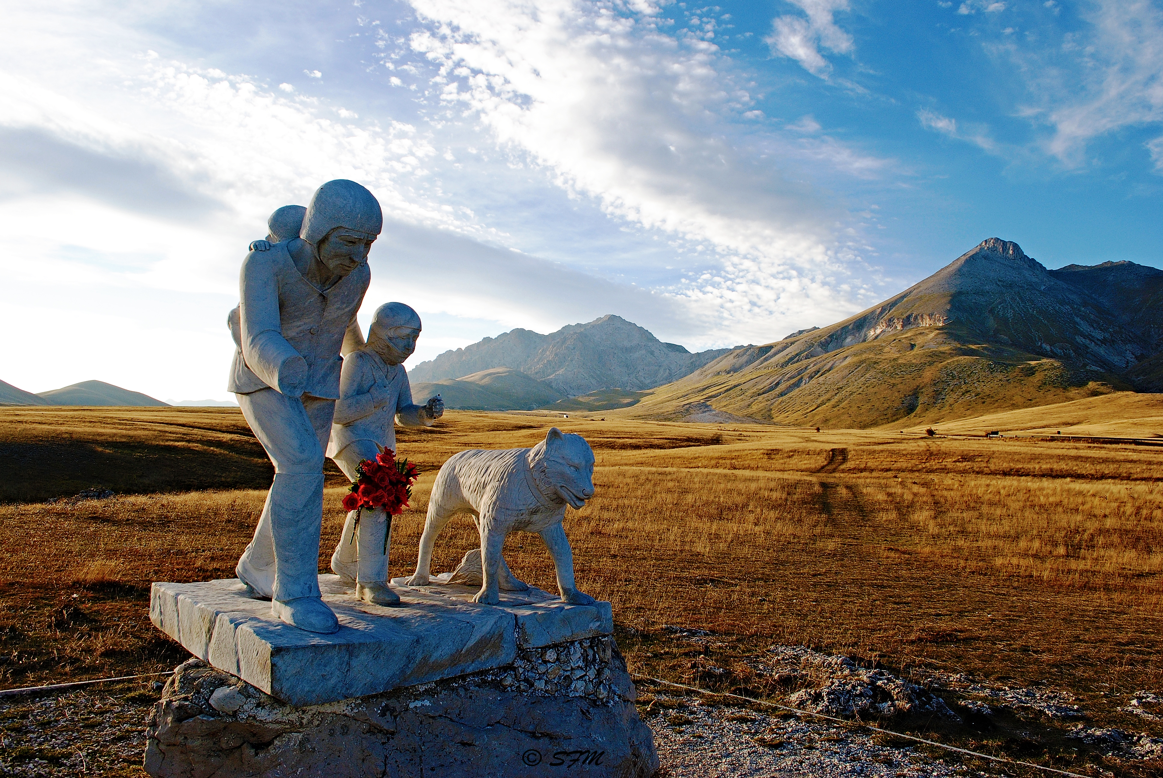 Il monumento e sullo sfondo il Monte Prena e il Monte Camicia. Settembre 2013