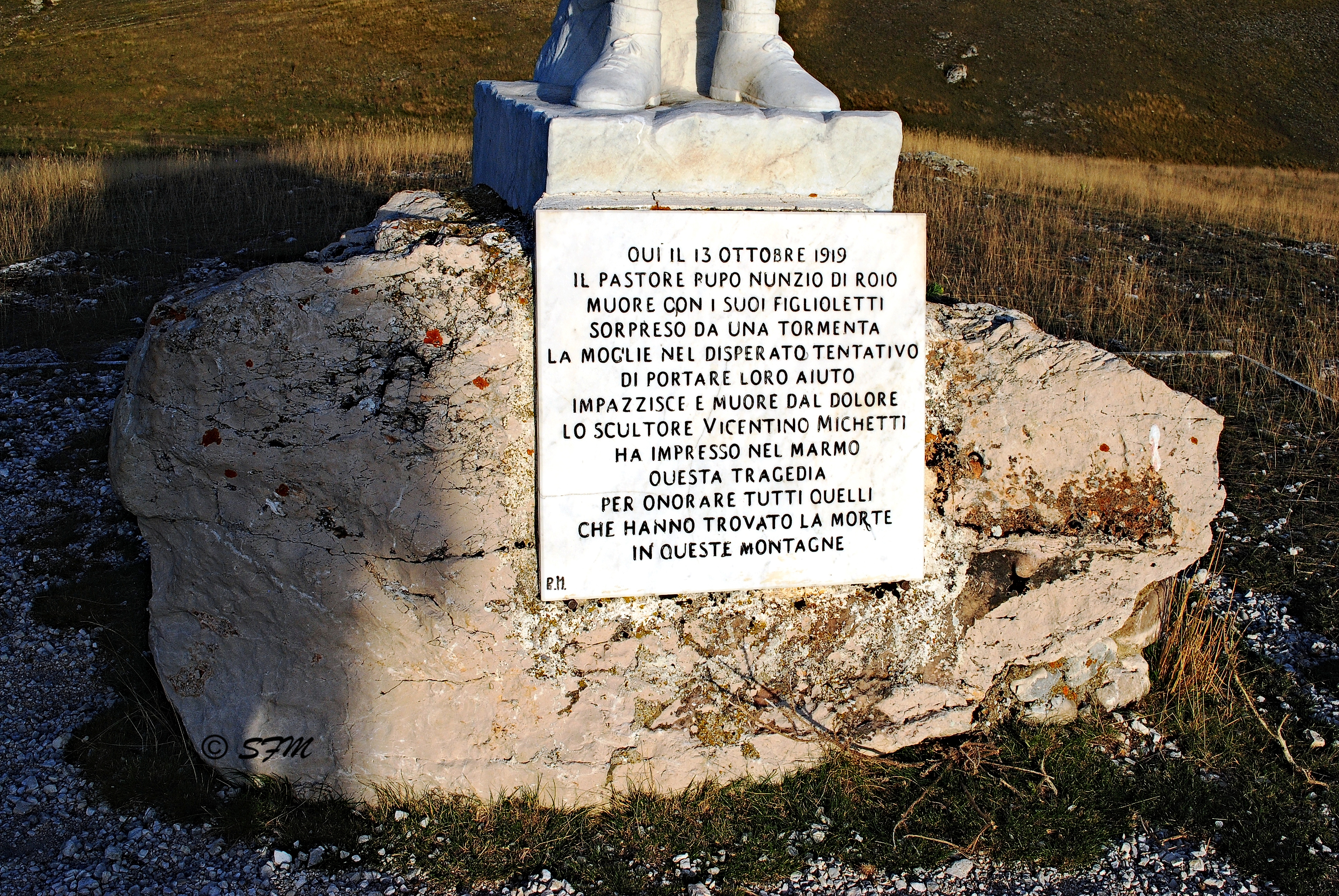 La lapide commemorativa. Settembre 2013