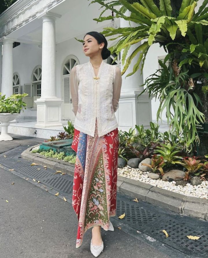 Kebaya vs Kebarung: Key Differences and How to Wear Them
