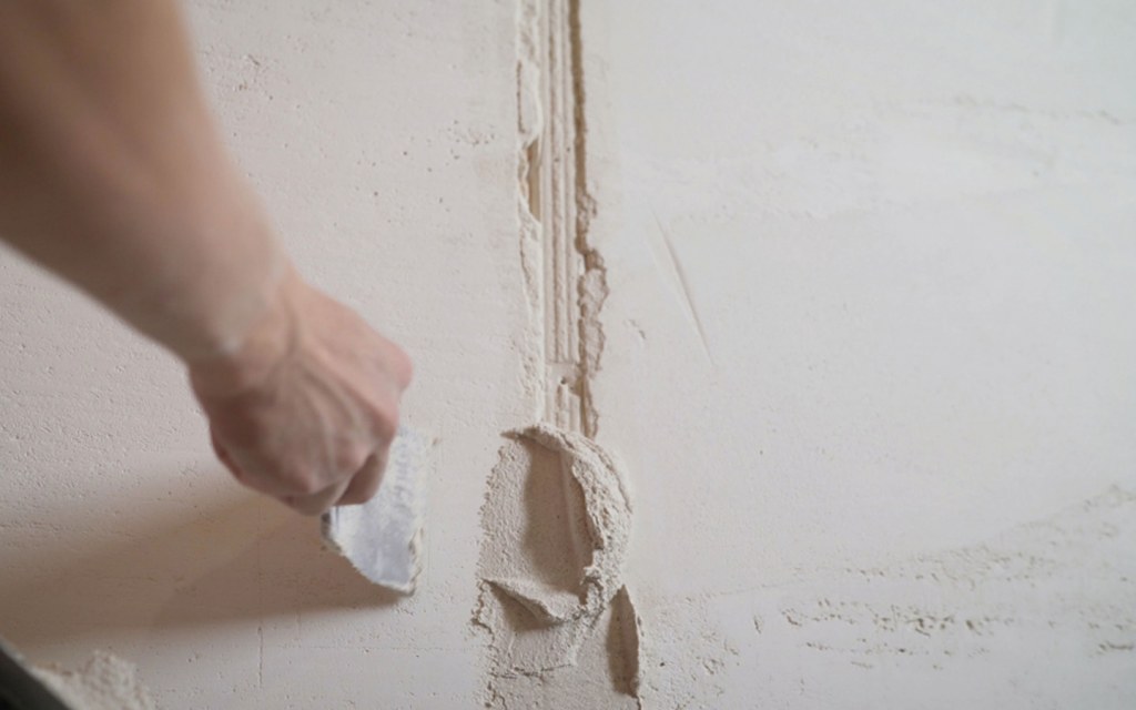 How to repair drywall cracks in ceiling. How to Fix Cracks in the Ceiling | Zameen Blog