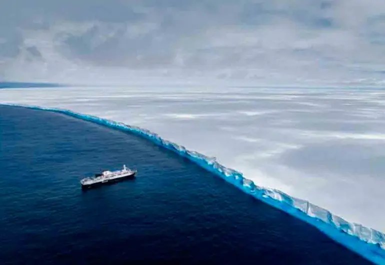 Colosal iceberg más longevo del mundo se desintegra tras viajar 40 años por el Atlántico