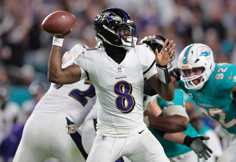 Lamar Jackson regresa con triunfo de Ravens sobre Dolphins