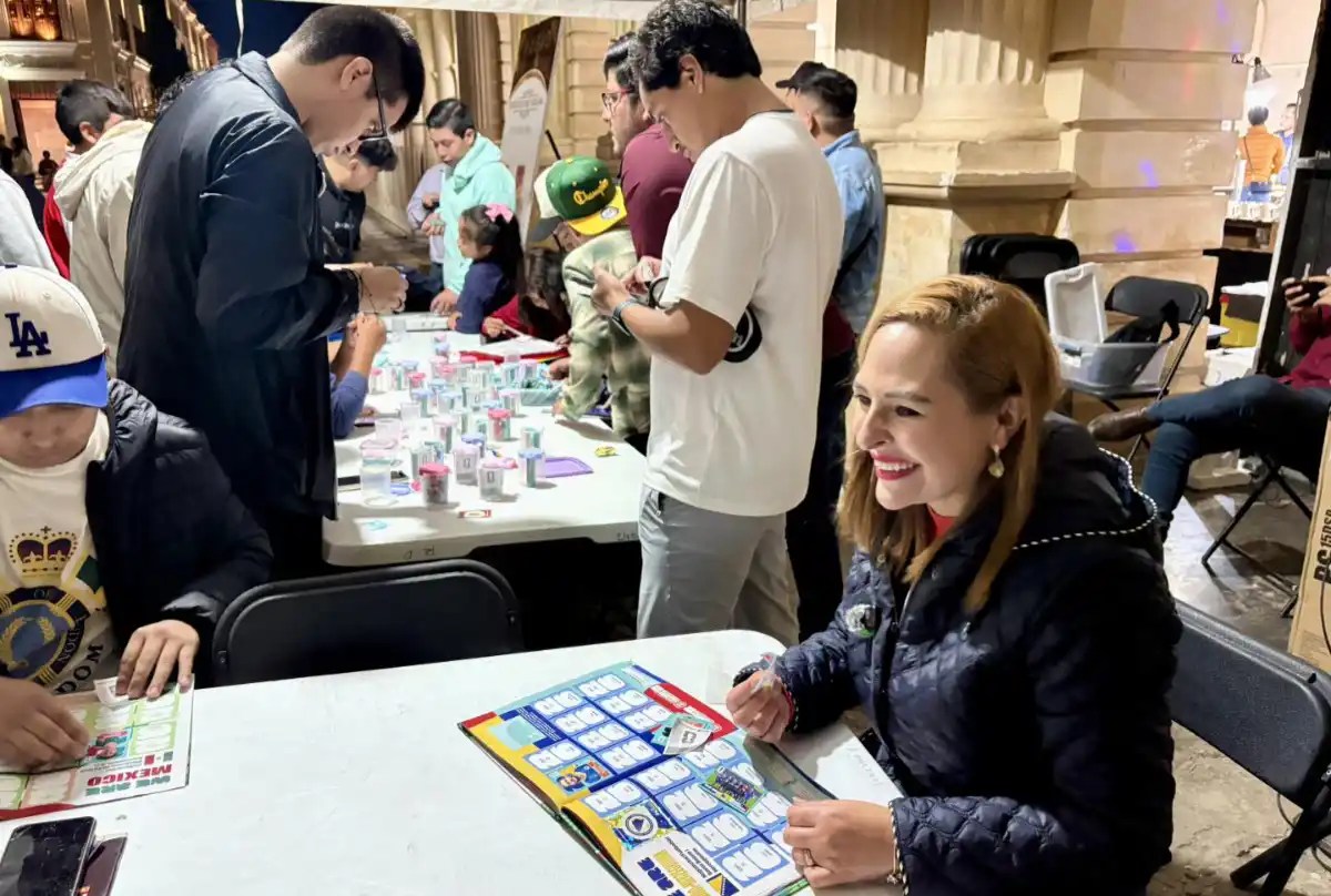 Realizan exitoso intercambio de estampas del Mundial en SCLC