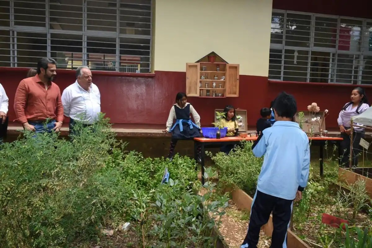 Secretario de Educación acompaña proyectos comunitarios en SCLC